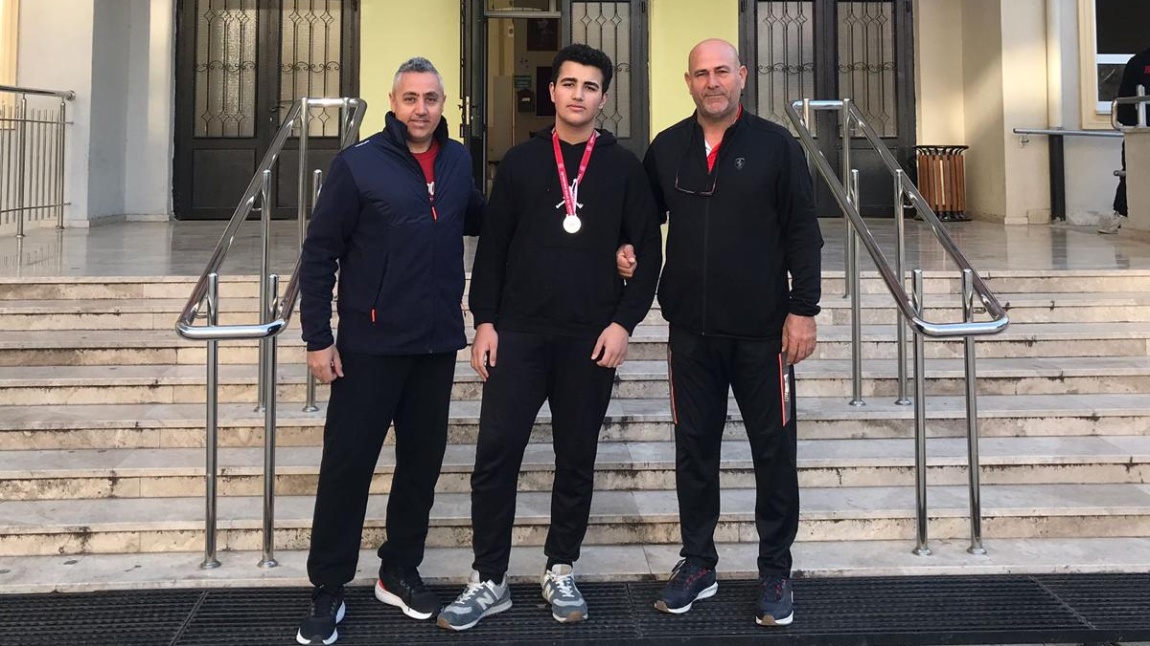 Okulumuz 10. Sınıf Öğrencisi Mert Mehmet Dadaş Gençler Türkiye Okullar Kick Boks Şampiyonası Kick Light branşında Türkiye 2.si olmuştur.